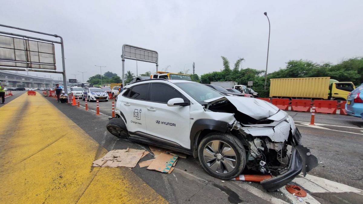 Berita : Lima Mobil Alami Kecelakaan Beruntun Di Gerbang Tol Halim