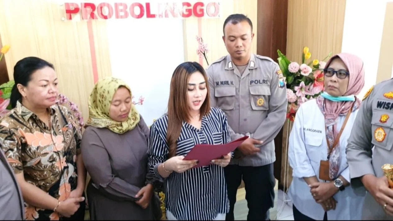 Berita : Seleb TikTok Istri Polisi Ngamuk, Maki-Maki Siswi Magang